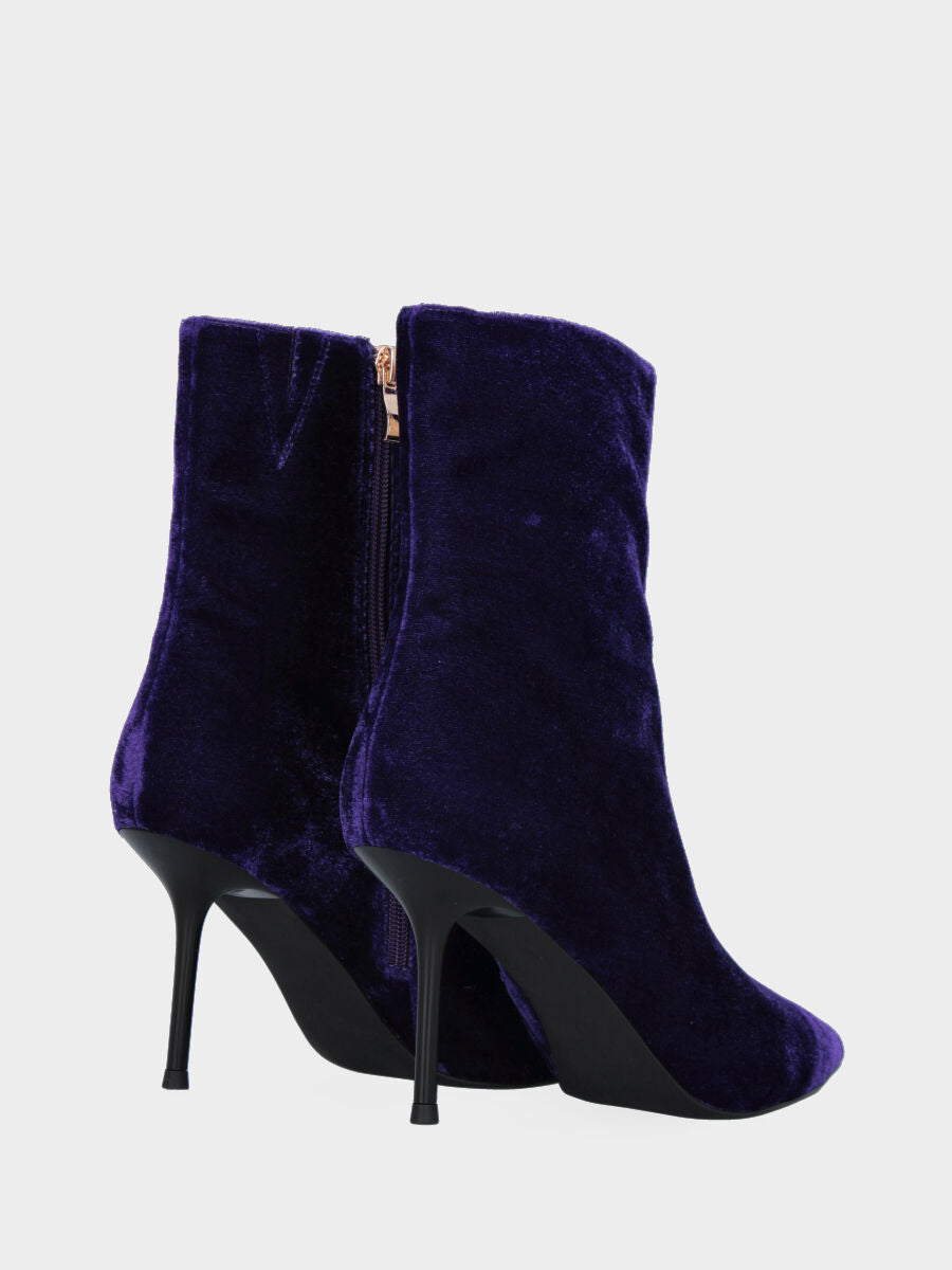 Lila Samt-Stiefelette mit dünnem Absatz