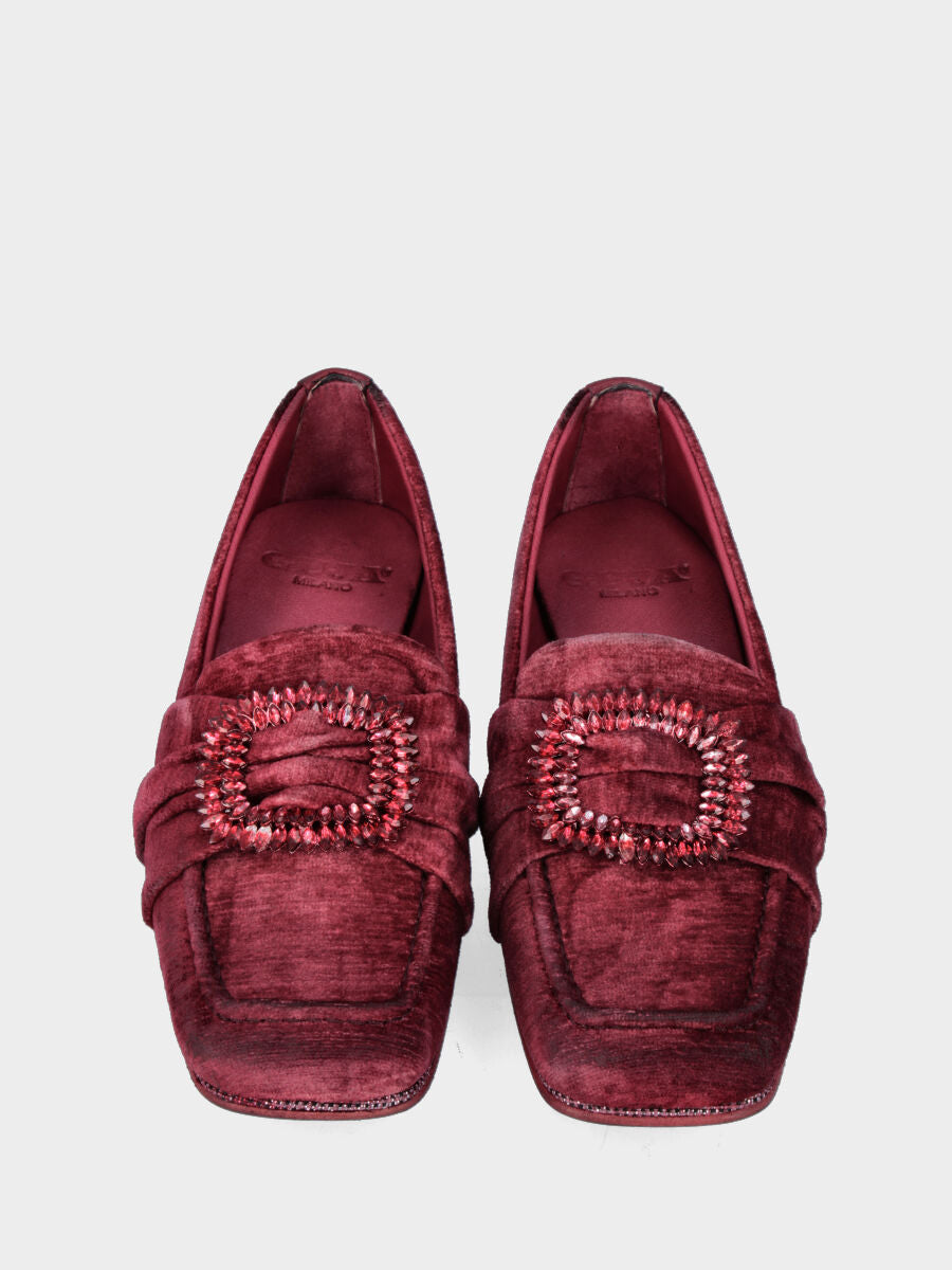 Mocassino bordeaux in velluto con fascia e accessorio gioiello