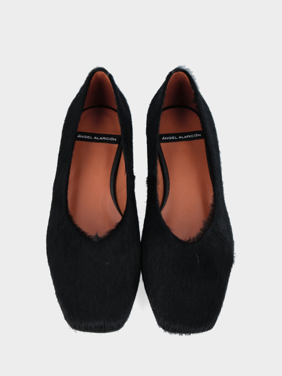Ballet flat in black pony hair leather with V-neck and 10 mm heel