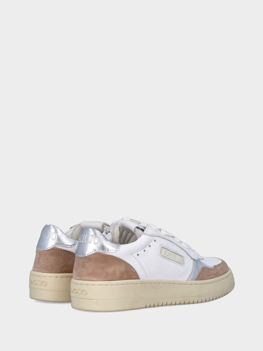 Sneaker aus weißem Kalbsleder mit braunen und silbernen Details