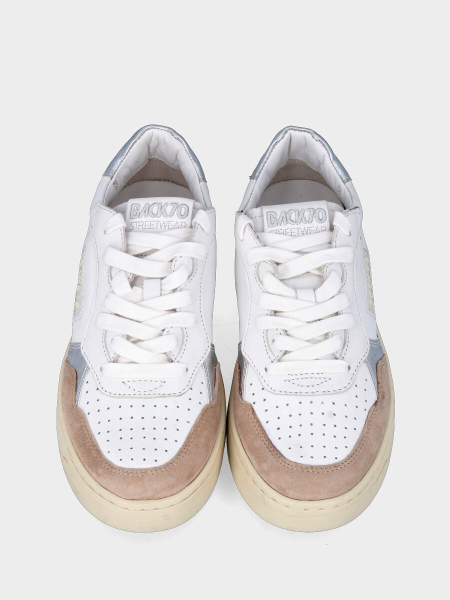 Sneaker aus weißem Kalbsleder mit braunen und silbernen Details