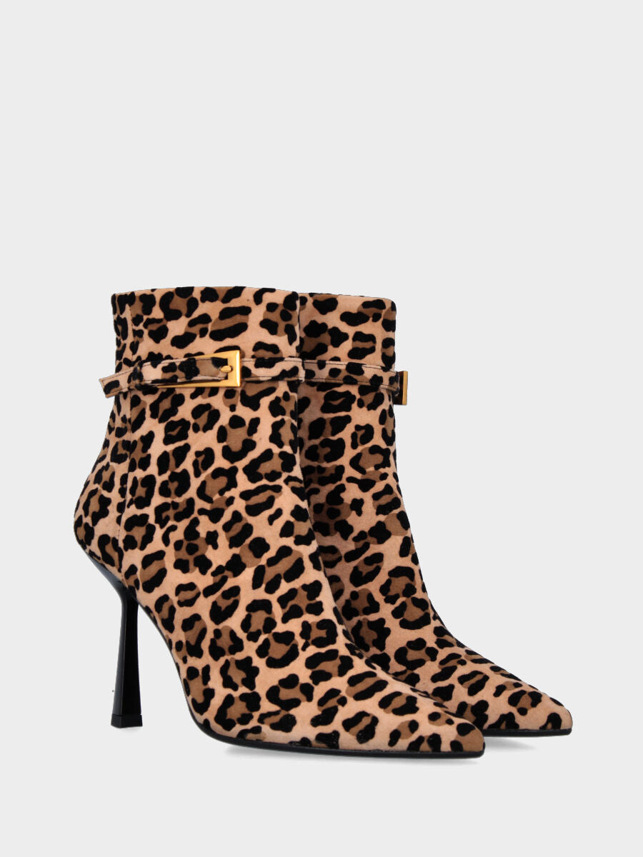 Stivaletto in camoscio leopardato con cinturino e tacco 90 mm a calice