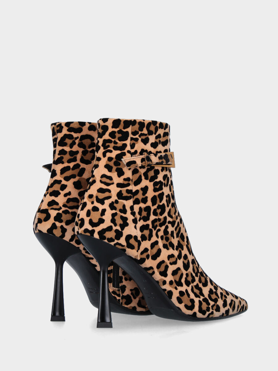 Stivaletto in camoscio leopardato con cinturino e tacco 90 mm a calice