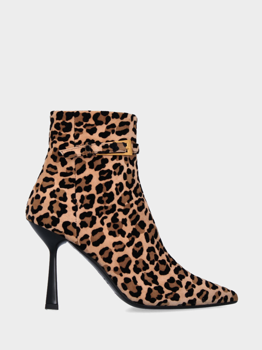 Stivaletto in camoscio leopardato con cinturino e tacco 90 mm a calice