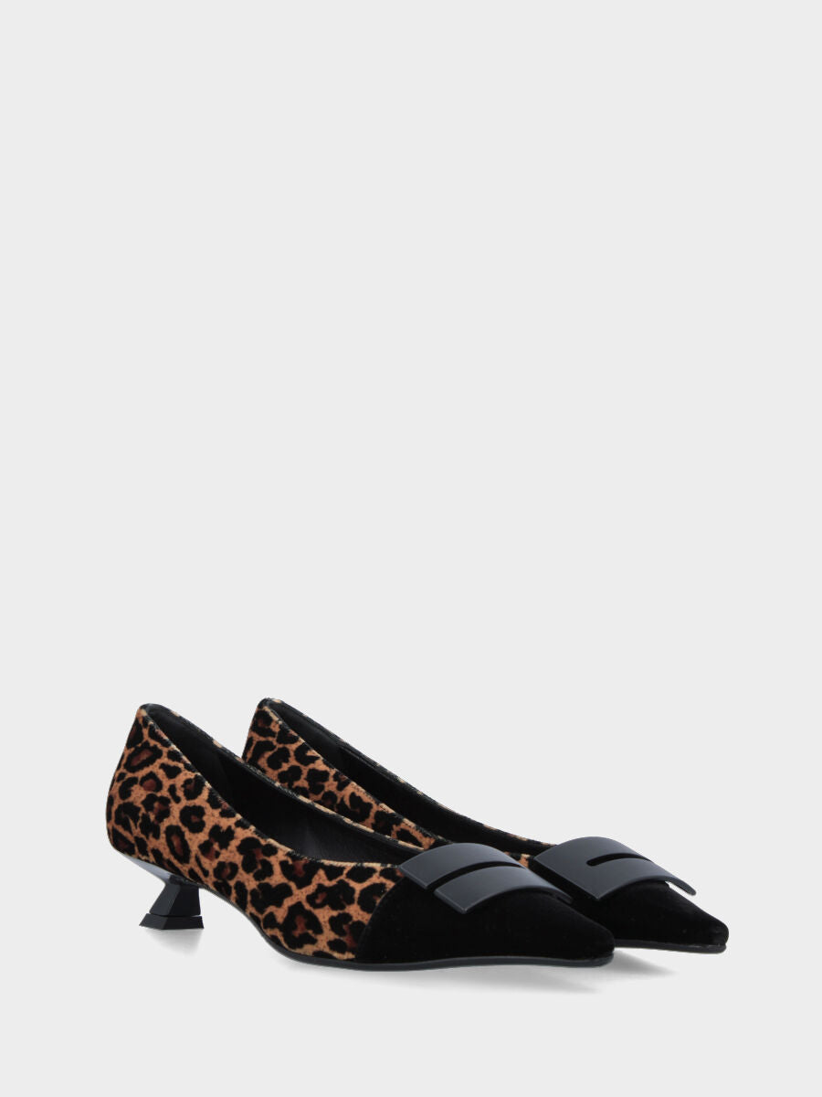 Décolleté in tessuto leopardato con accessorio e tacco a calice