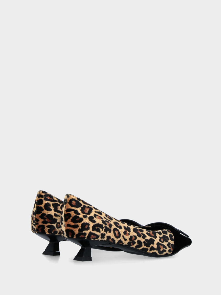 Décolleté in tessuto leopardato con accessorio e tacco a calice
