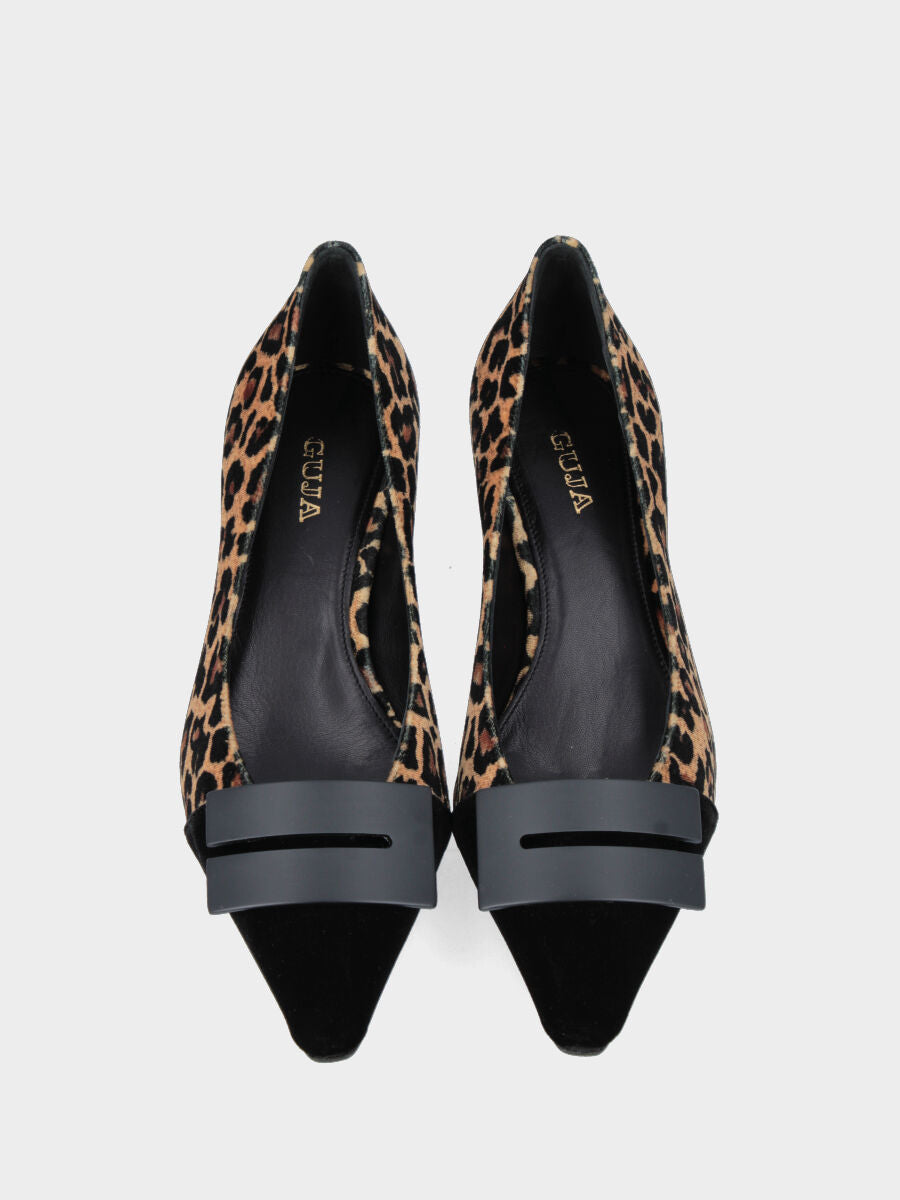 Décolleté in tessuto leopardato con accessorio e tacco a calice