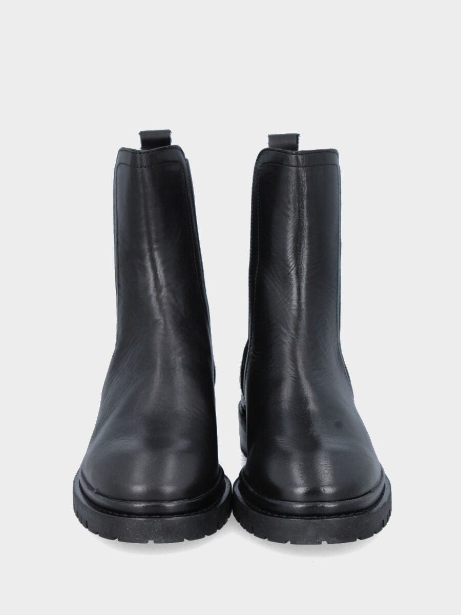 Stivaletto in vitello nero con elastico posteriore e carrarmato