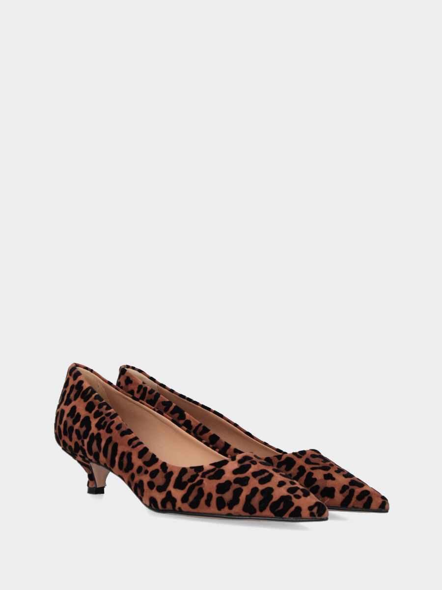 Décolleté in camoscio animalier con tacco a calice da 30 mm