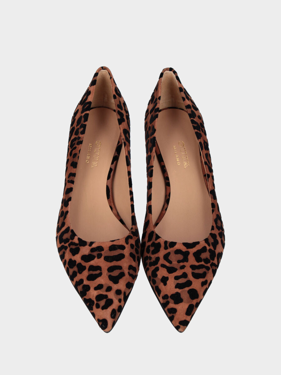 Décolleté in camoscio animalier con tacco a calice da 30 mm