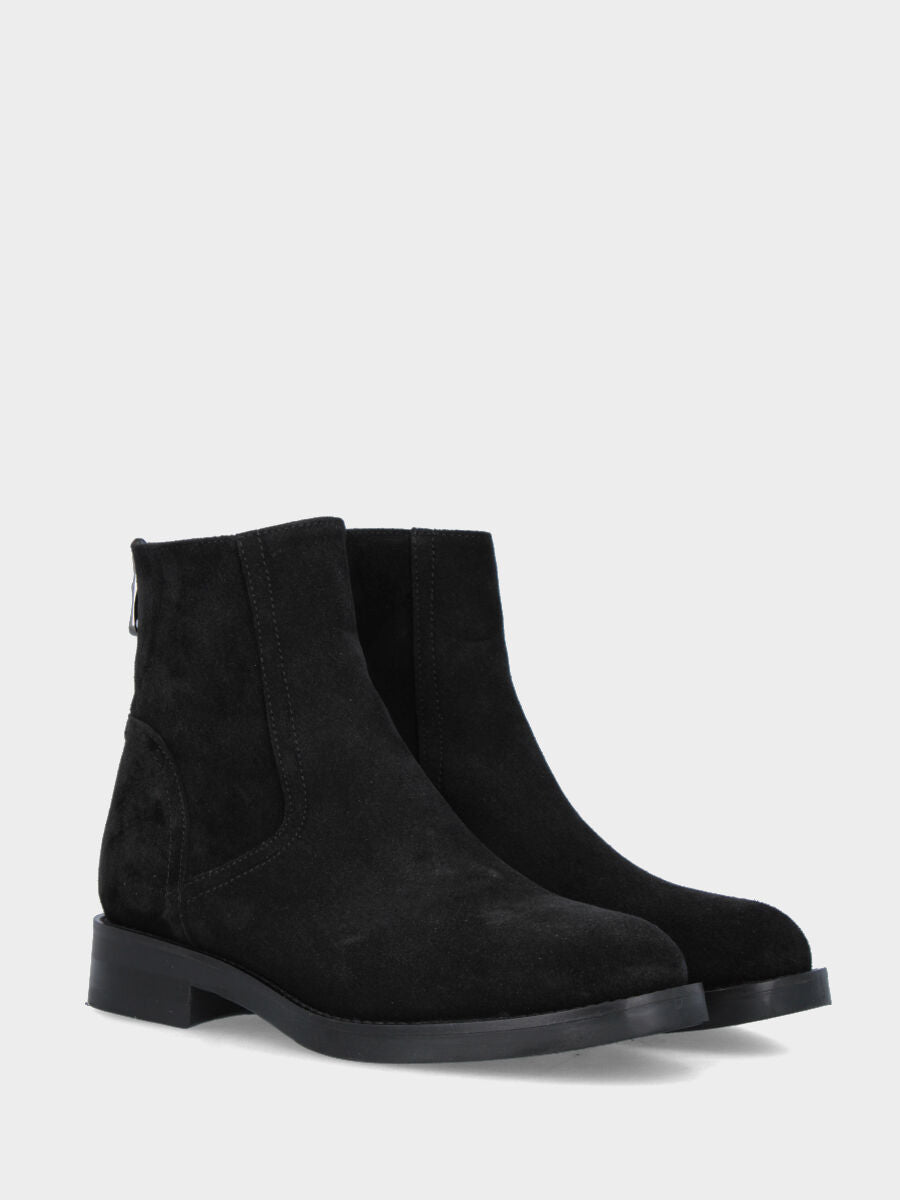 Stiefelette aus schwarzem Spaltleder mit Reißverschluss hinten