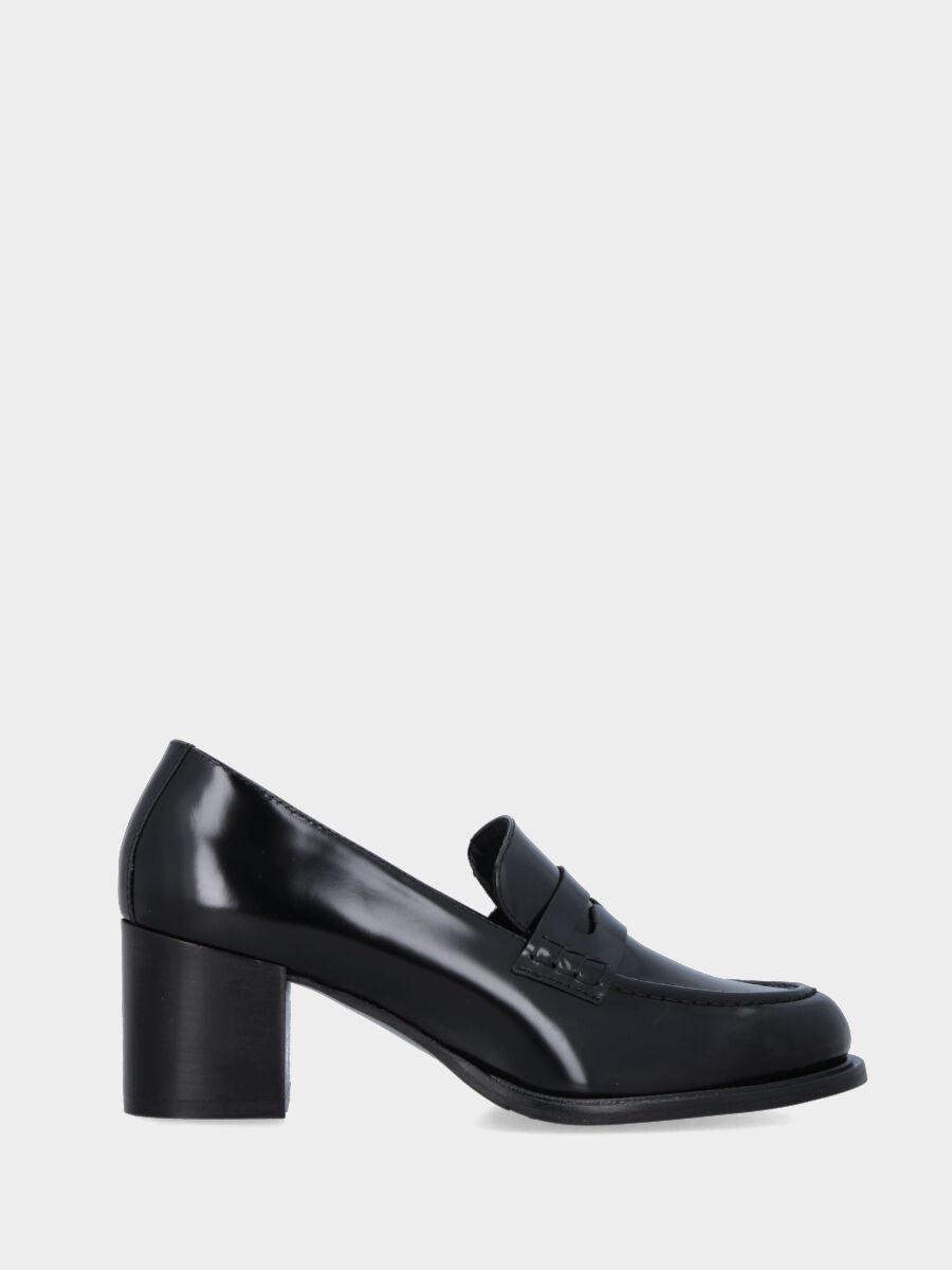 Mocassin en cuir de veau poncé noir avec talon large