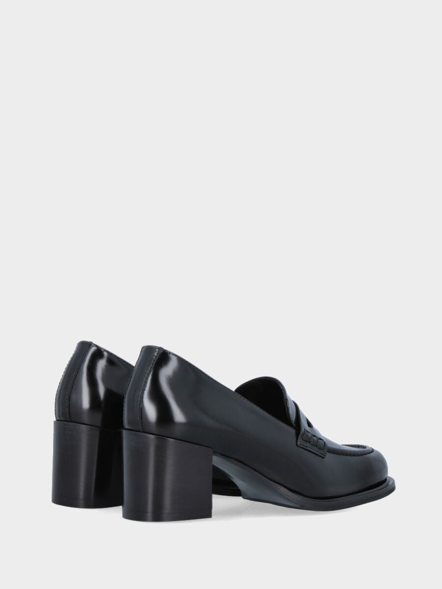 Mocassin en cuir de veau poncé noir avec talon large