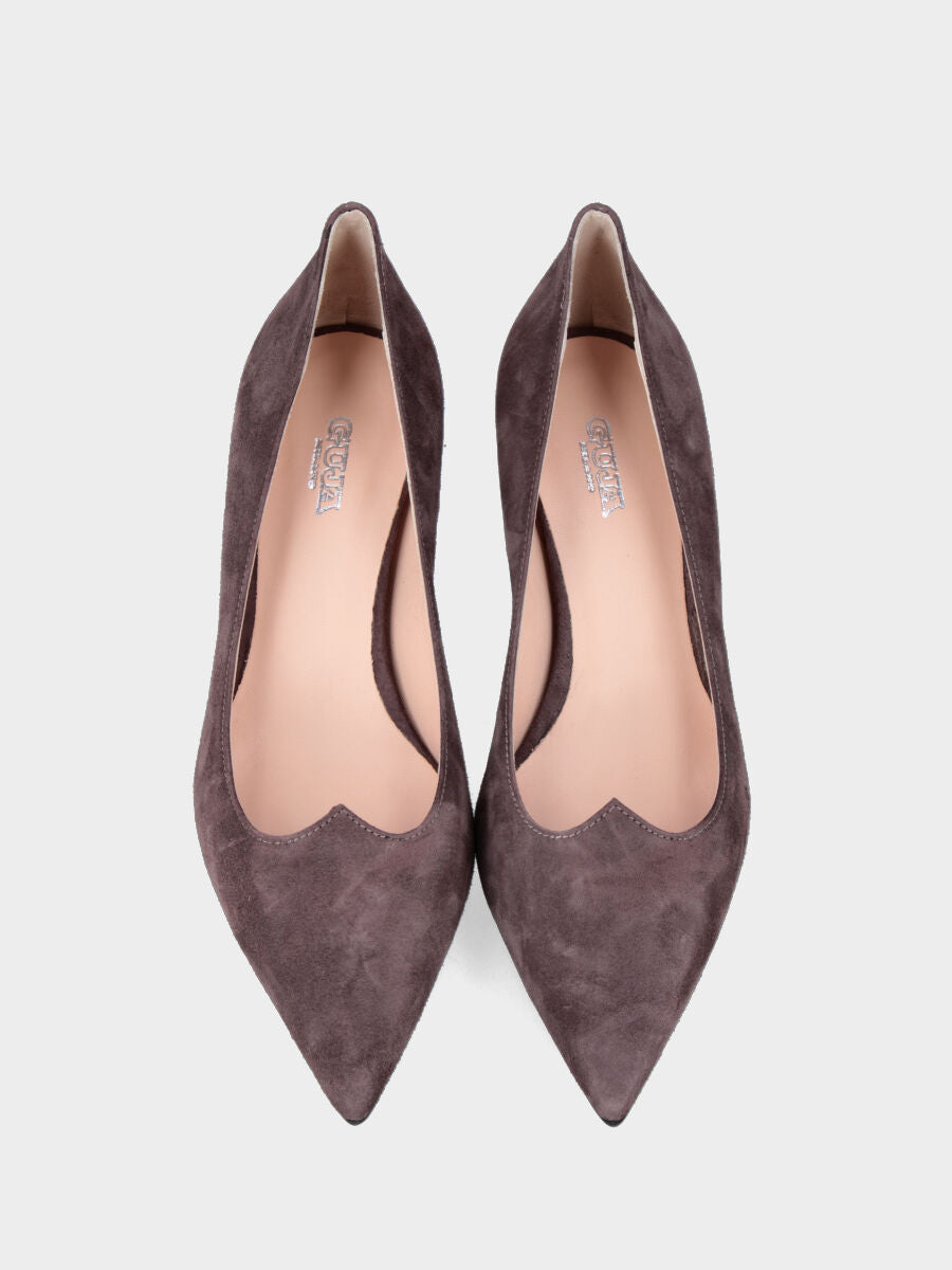 Pumps aus braunem Wildleder mit herzförmigem Ausschnitt und 50 mm Absatz