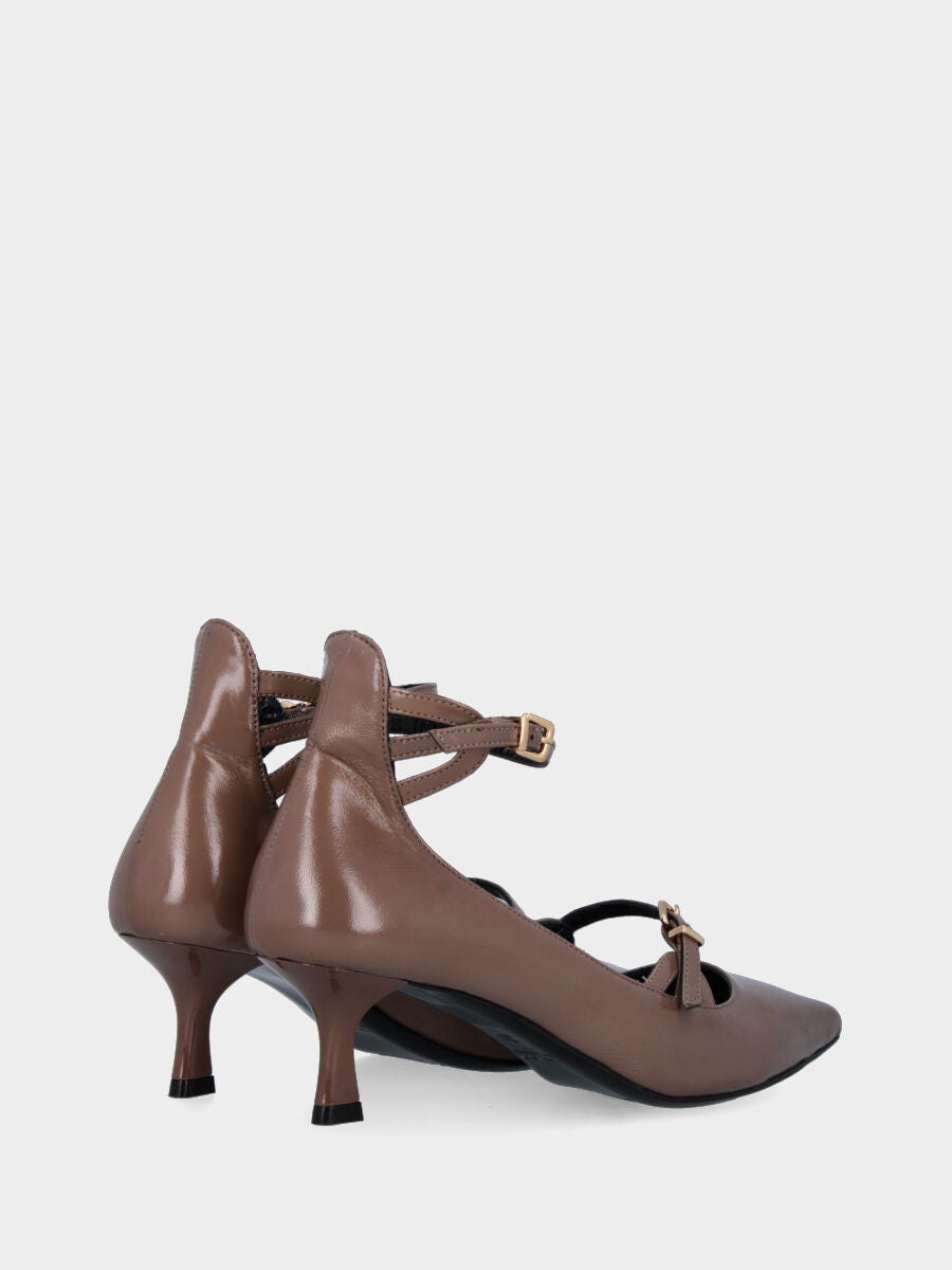Décolleté in verlux beige con cinturini ad archetti e tacco a calice