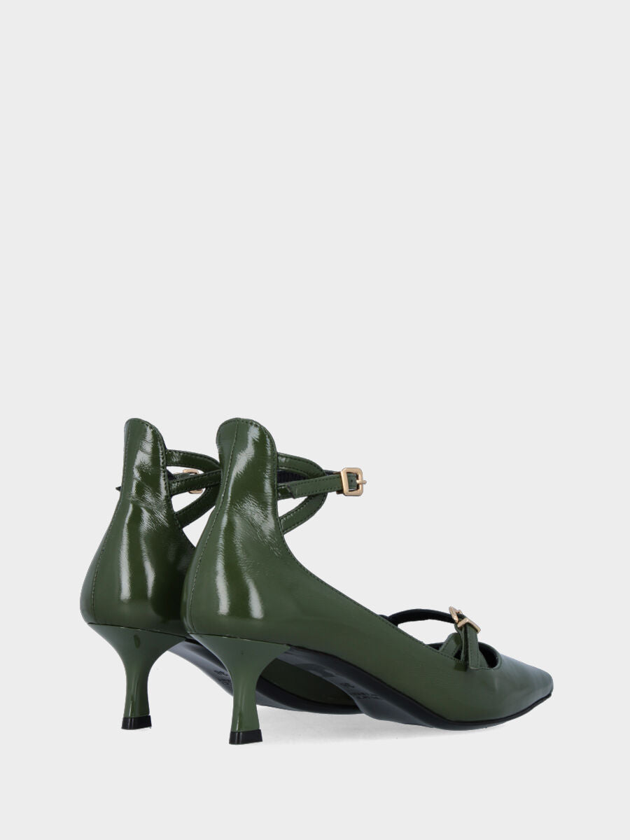 Décolleté in verlux verde con cinturini ad archetti e tacco a calice
