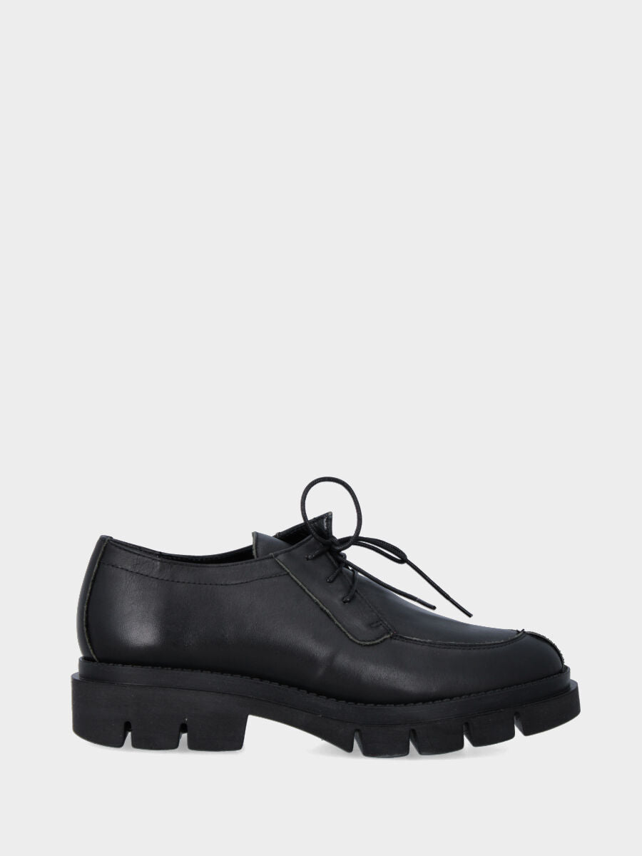 Derby in vitello nero con suola dentata