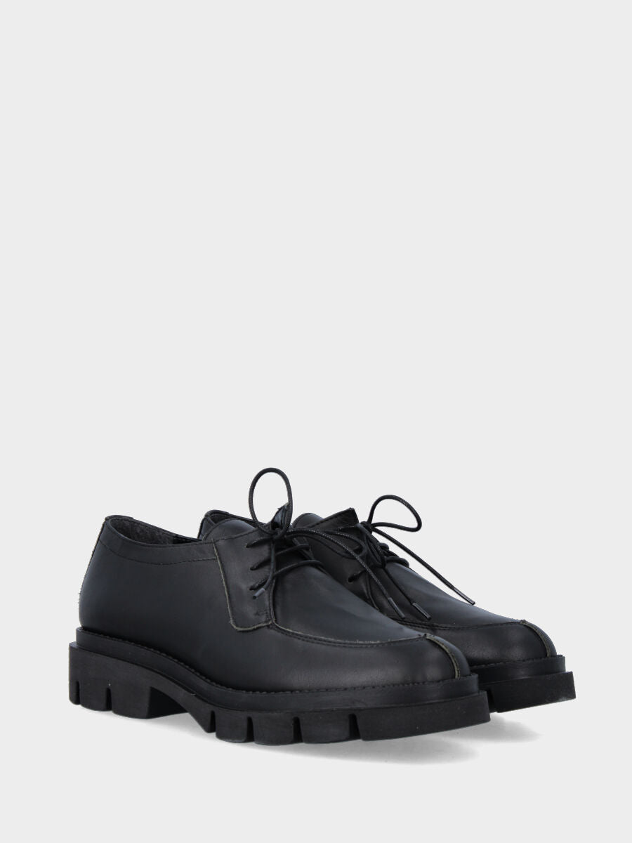 Derby in vitello nero con suola dentata