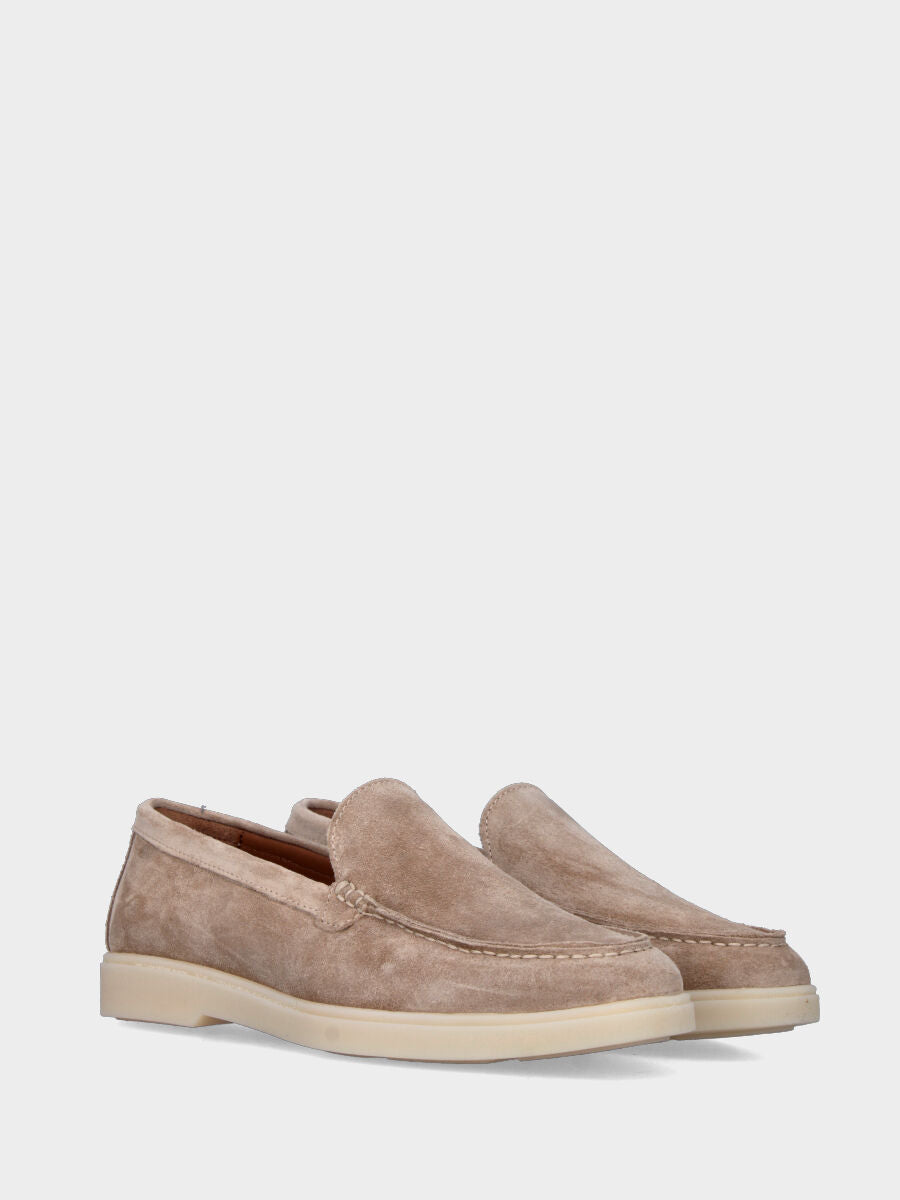 Mocassin en suède beige avec petite poche cousue au joint de la tige