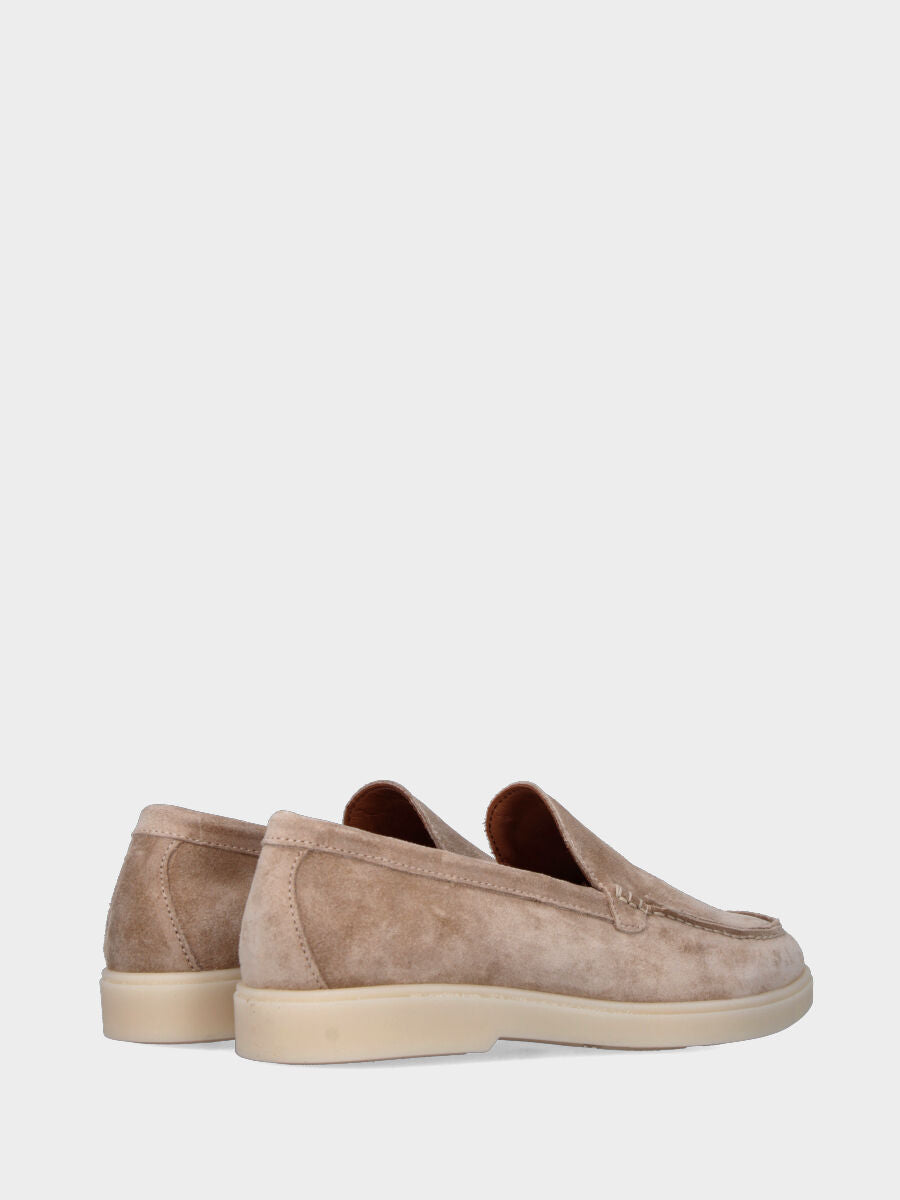 Mocassin en suède beige avec petite poche cousue au joint de la tige