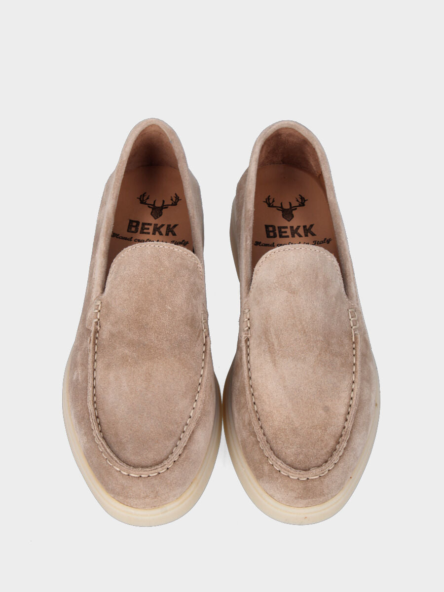 Mocassin en suède beige avec petite poche cousue au joint de la tige