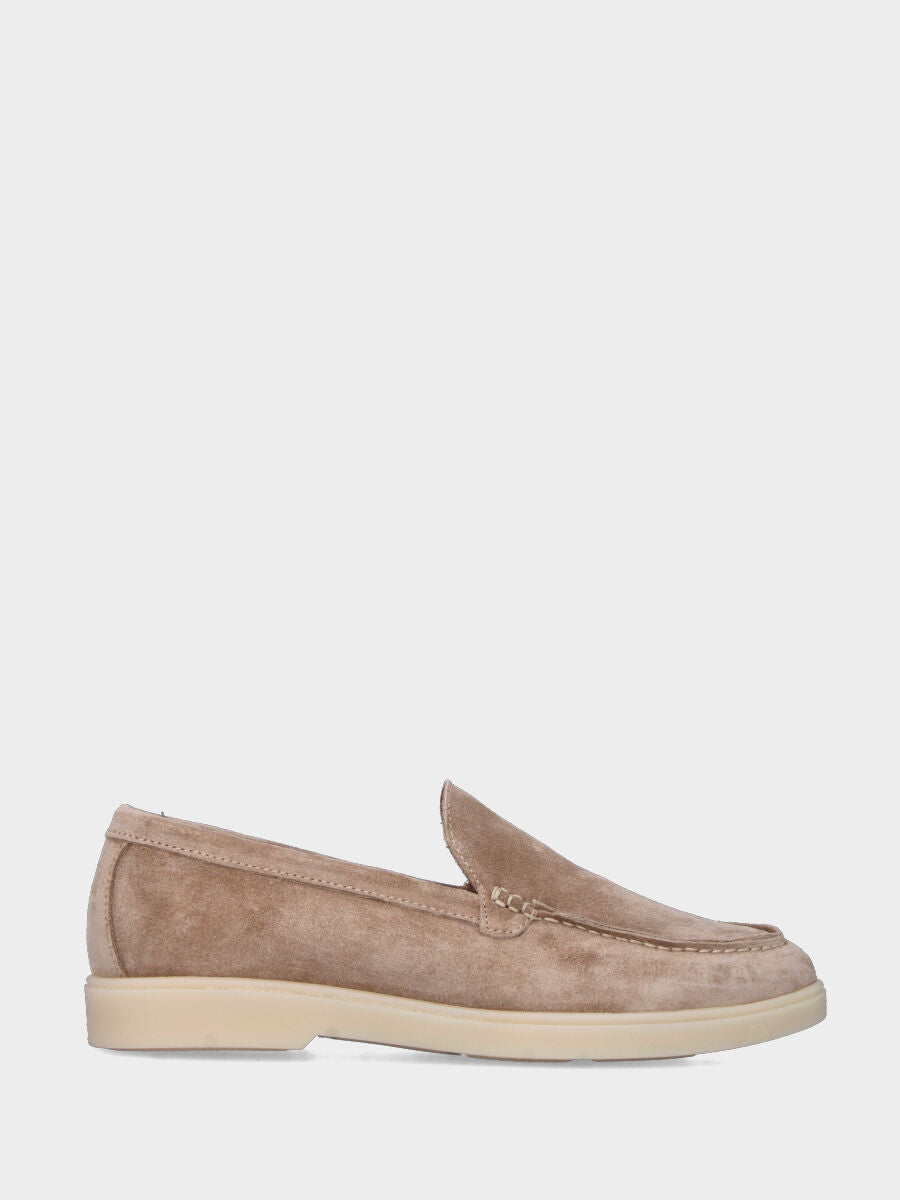 Mocassin en suède beige avec petite poche cousue au joint de la tige