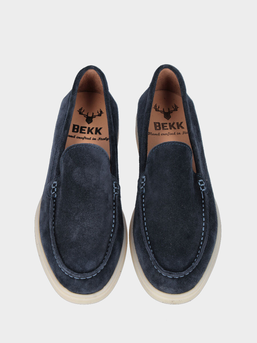 Mocassin en suède bleu avec petite semelle cousue à la tige