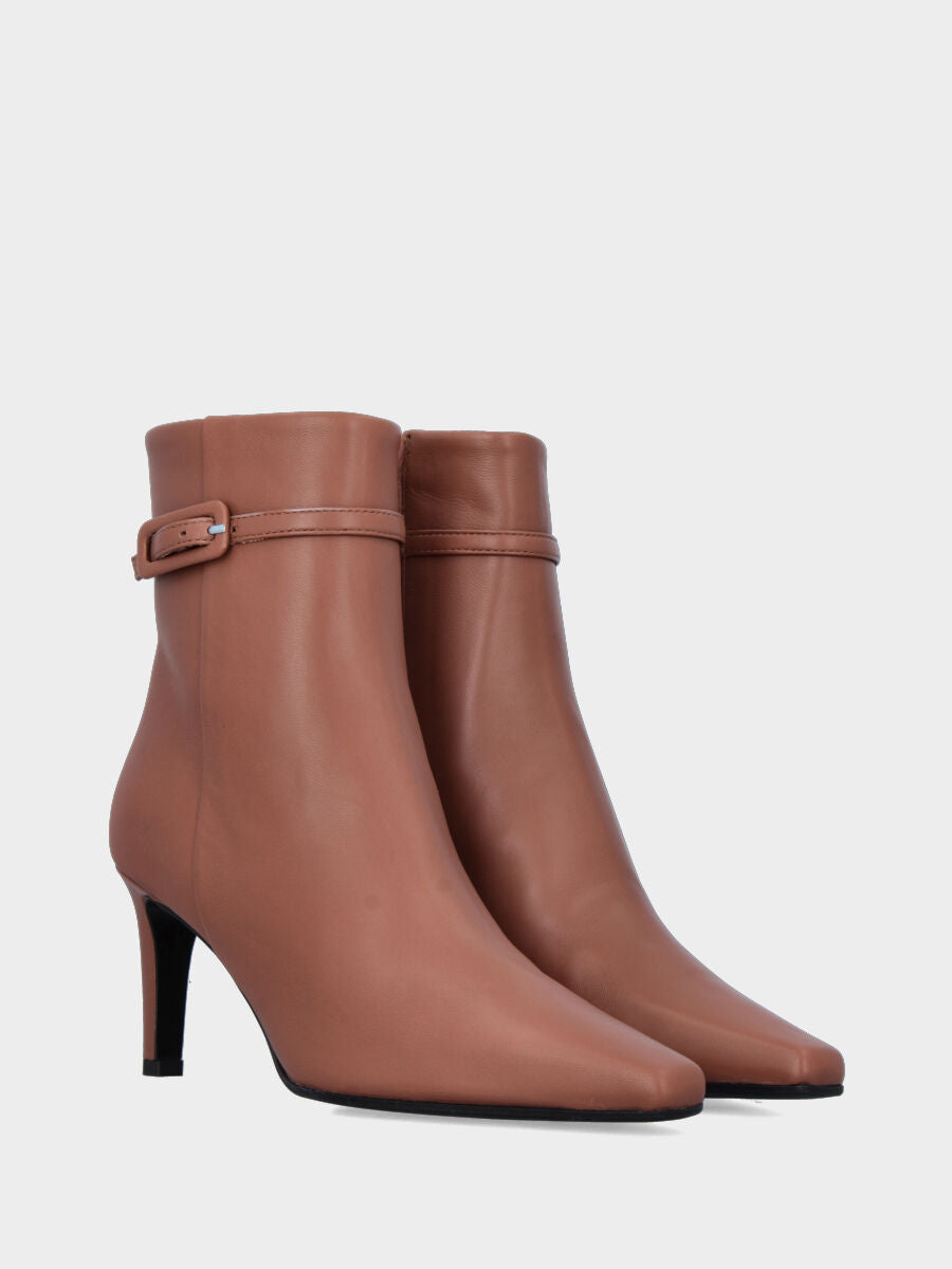 Sandalo monoblocco in vitello rosso con fascia ripiegata