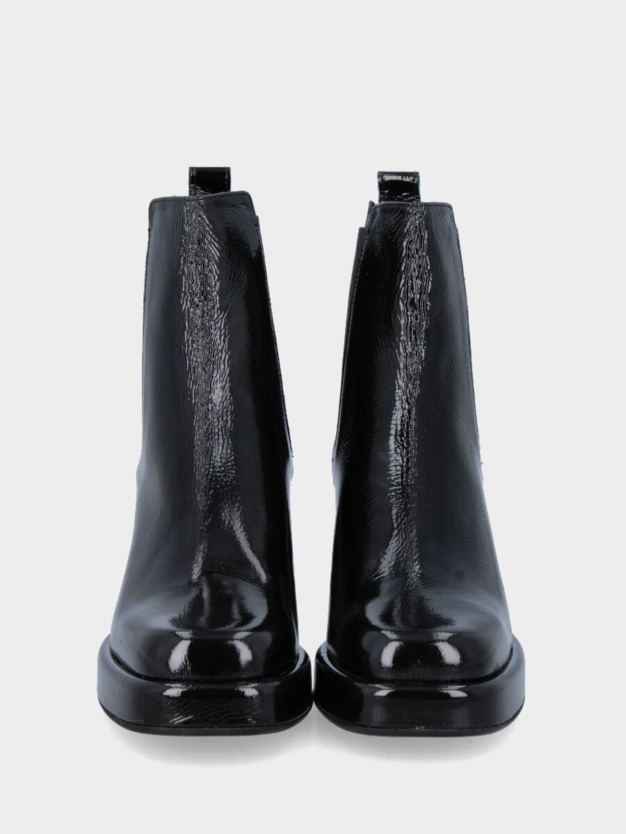Beatles ankle boot in black patent leather with wide heel and platform