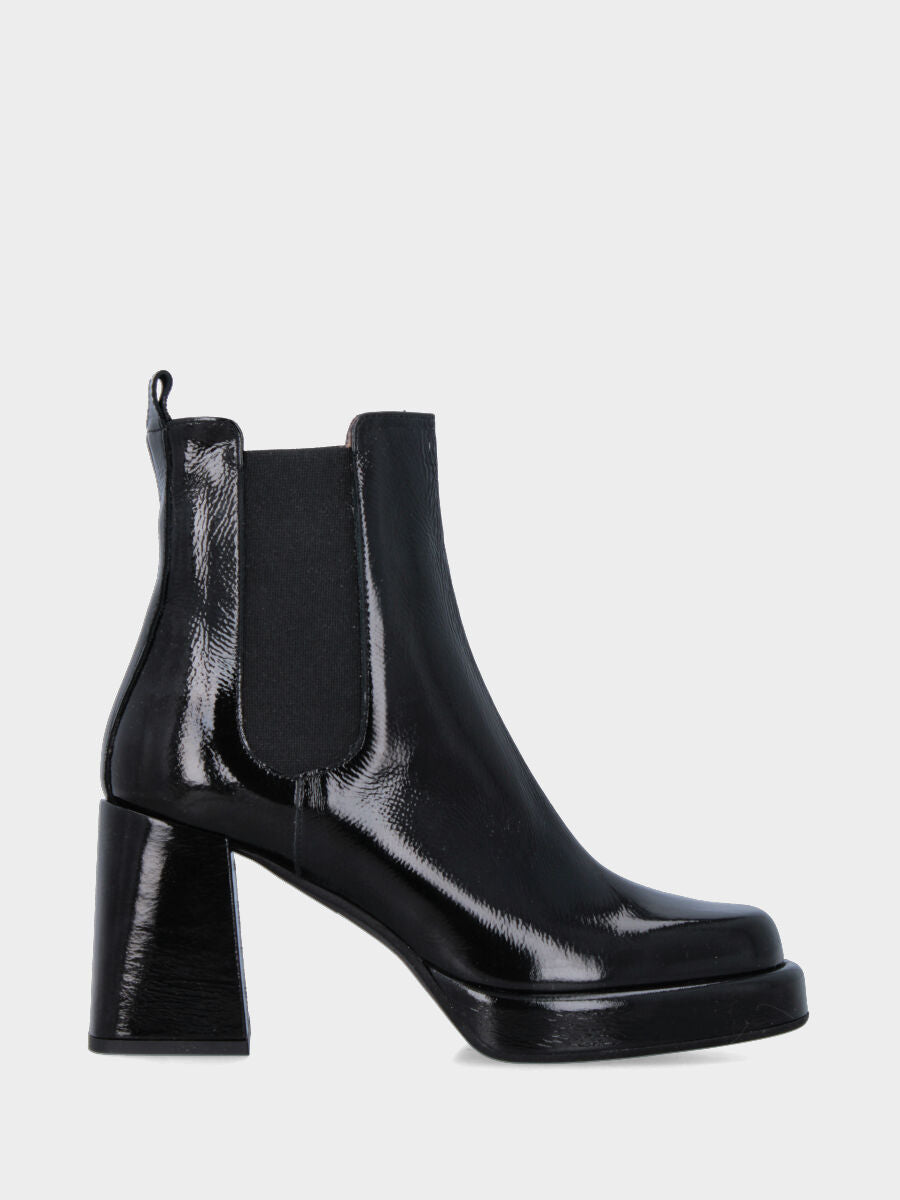 Beatles ankle boot in black patent leather with wide heel and platform