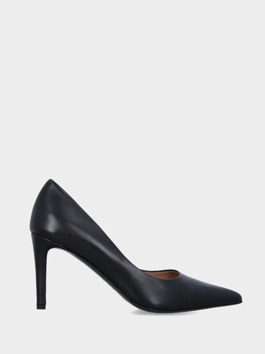 Black nappa pumps with thin heel and pointed toe