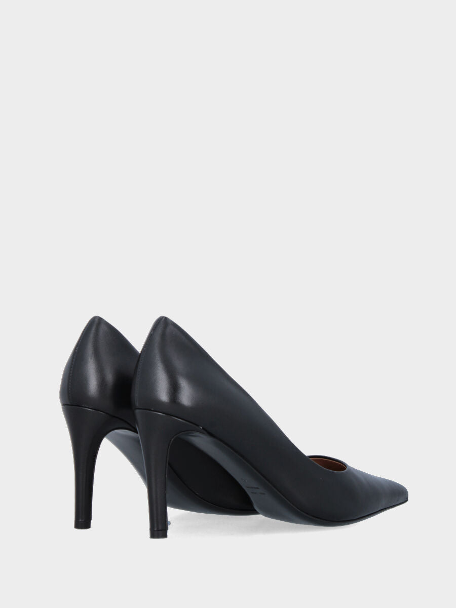 Black nappa pumps with thin heel and pointed toe