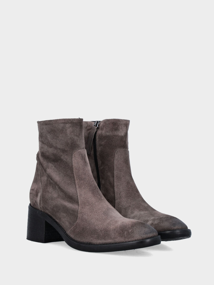 Stiefelette aus taupefarbenem Spaltleder mit seitlichem Reißverschluss