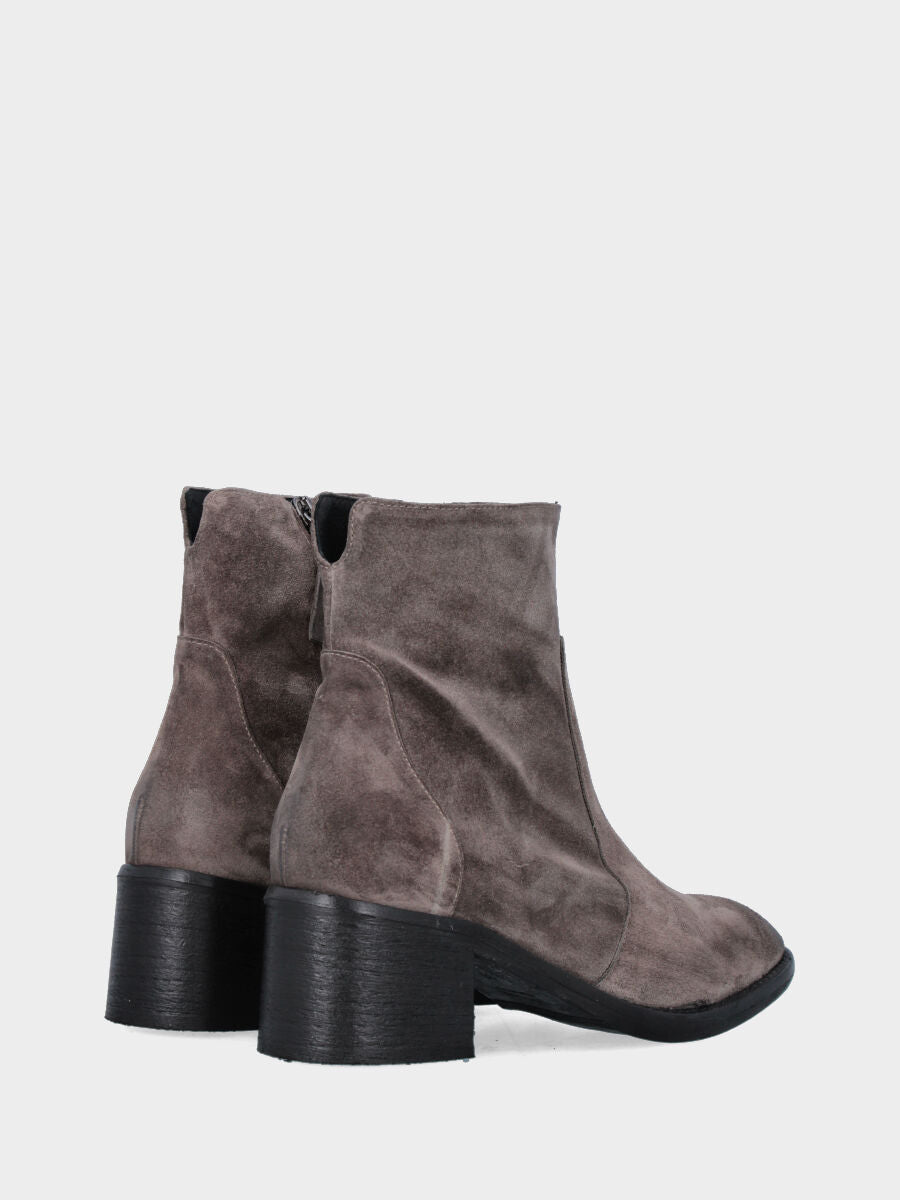 Stiefelette aus taupefarbenem Spaltleder mit seitlichem Reißverschluss
