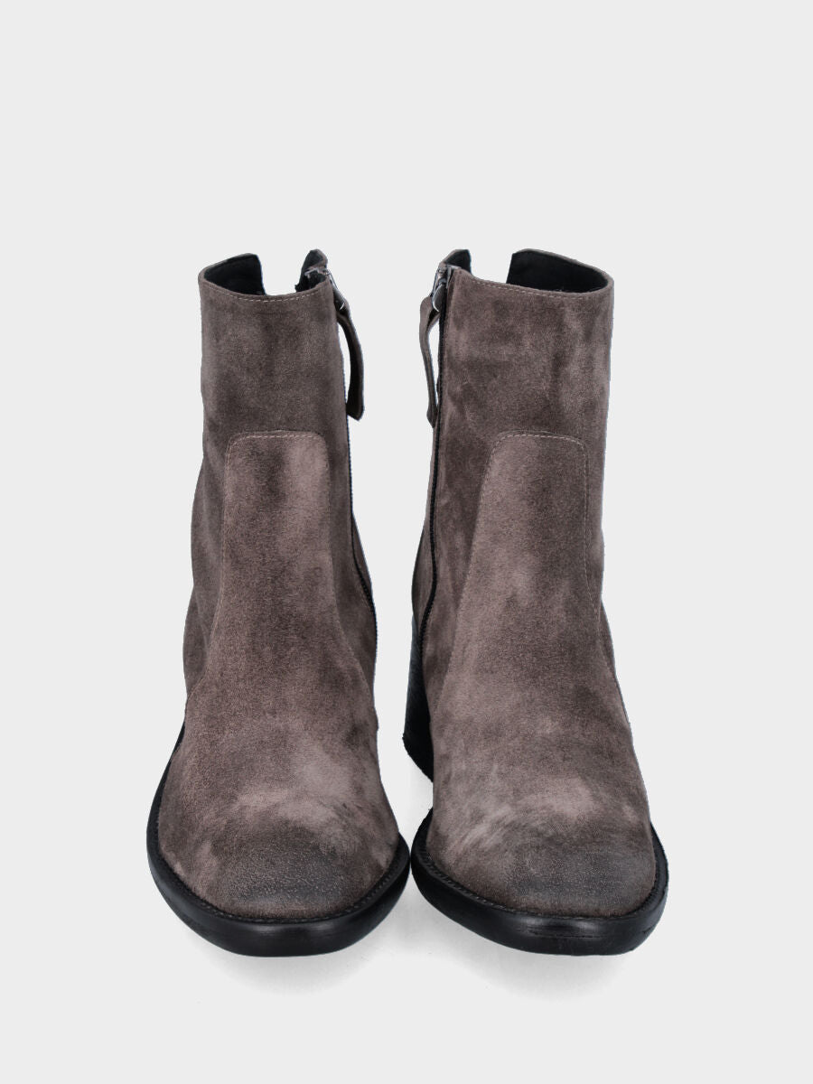 Stiefelette aus taupefarbenem Spaltleder mit seitlichem Reißverschluss