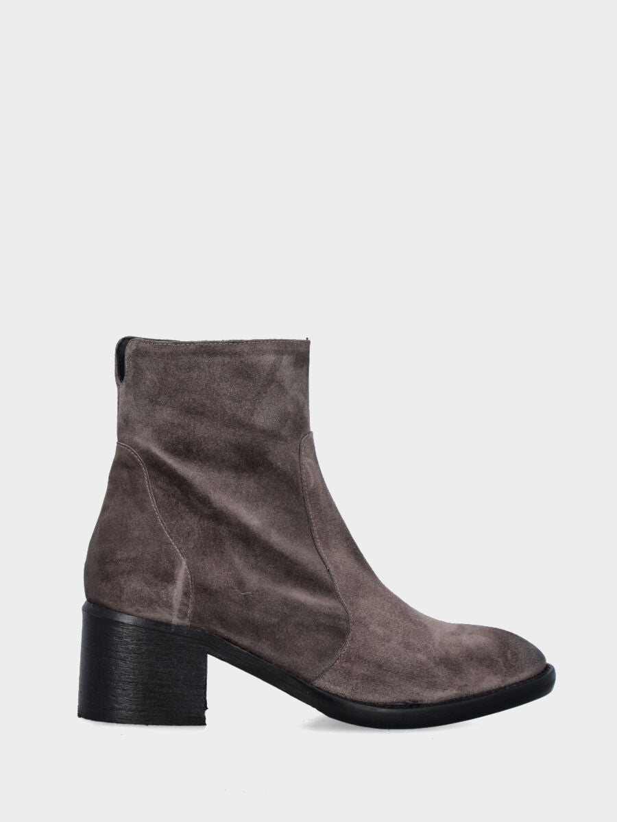 Stiefelette aus taupefarbenem Spaltleder mit seitlichem Reißverschluss
