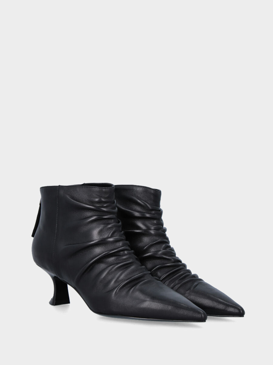 Stivaletto in nappa nero goffrato con tacco rocchetto