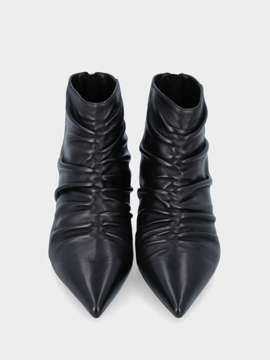 Stivaletto in nappa nero goffrato con tacco rocchetto