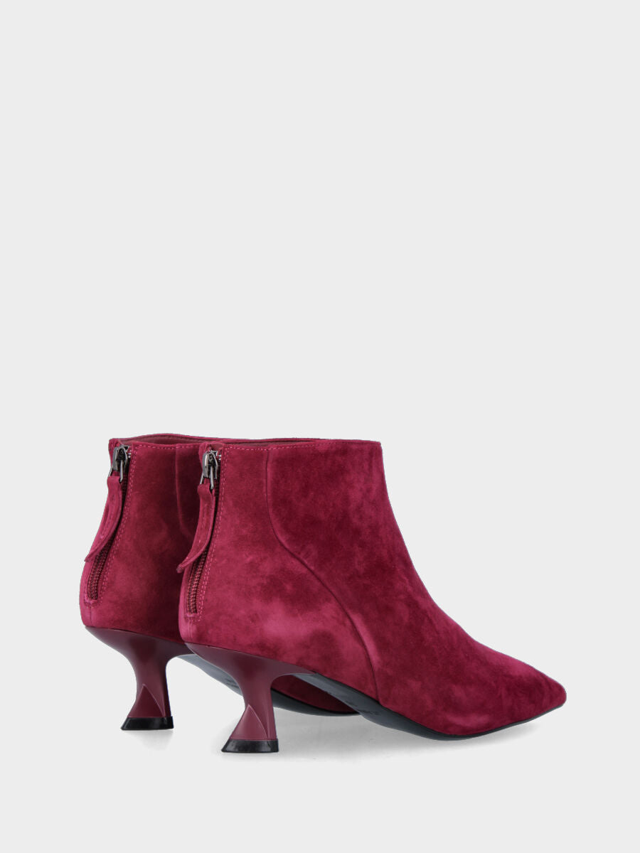 Stivaletto in camoscio rubino con tacco rocchetto e cerniera posteriore