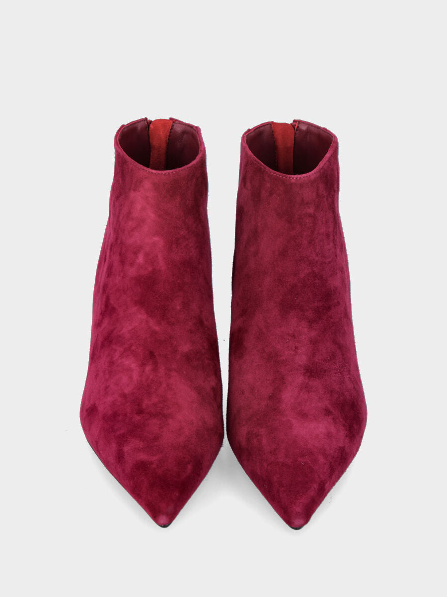 Stivaletto in camoscio rubino con tacco rocchetto e cerniera posteriore