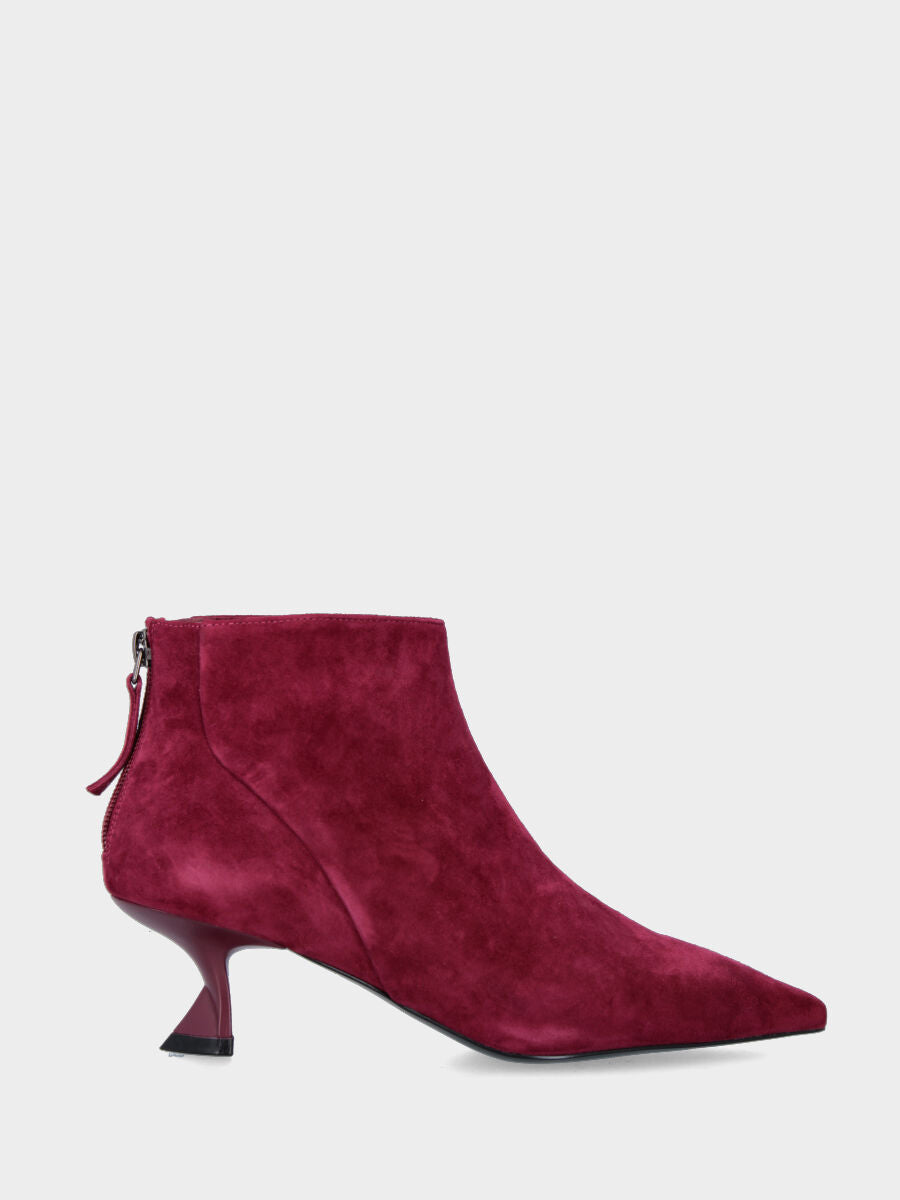 Stivaletto in camoscio rubino con tacco rocchetto e cerniera posteriore