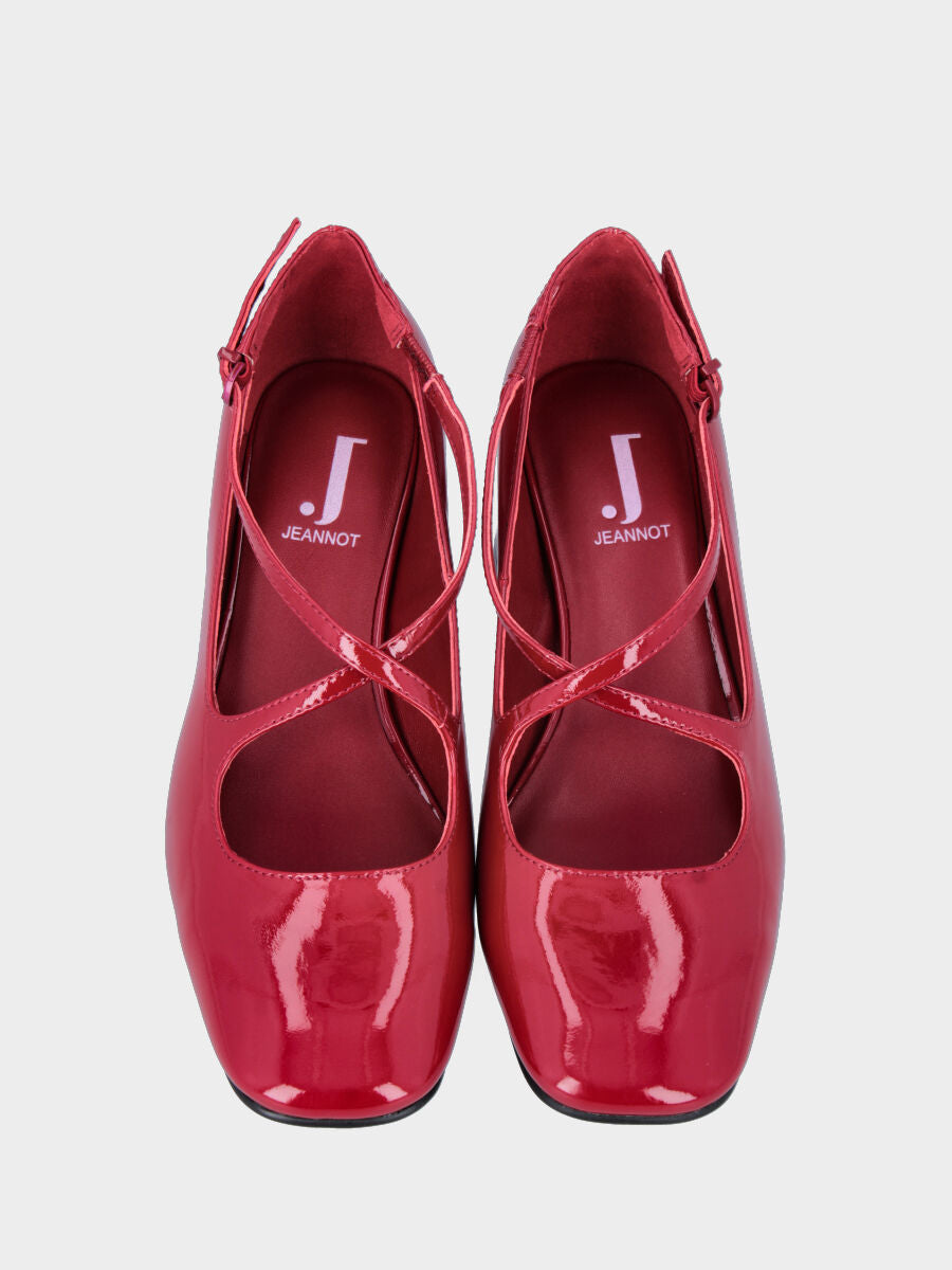 Décolleté in vernice rossa con cinturini incrociati e tacco largo