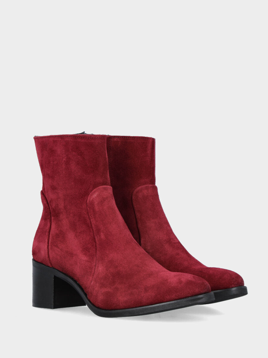 Bordeauxroter Wildleder-Stiefelette mit breitem Absatz und runder Spitze