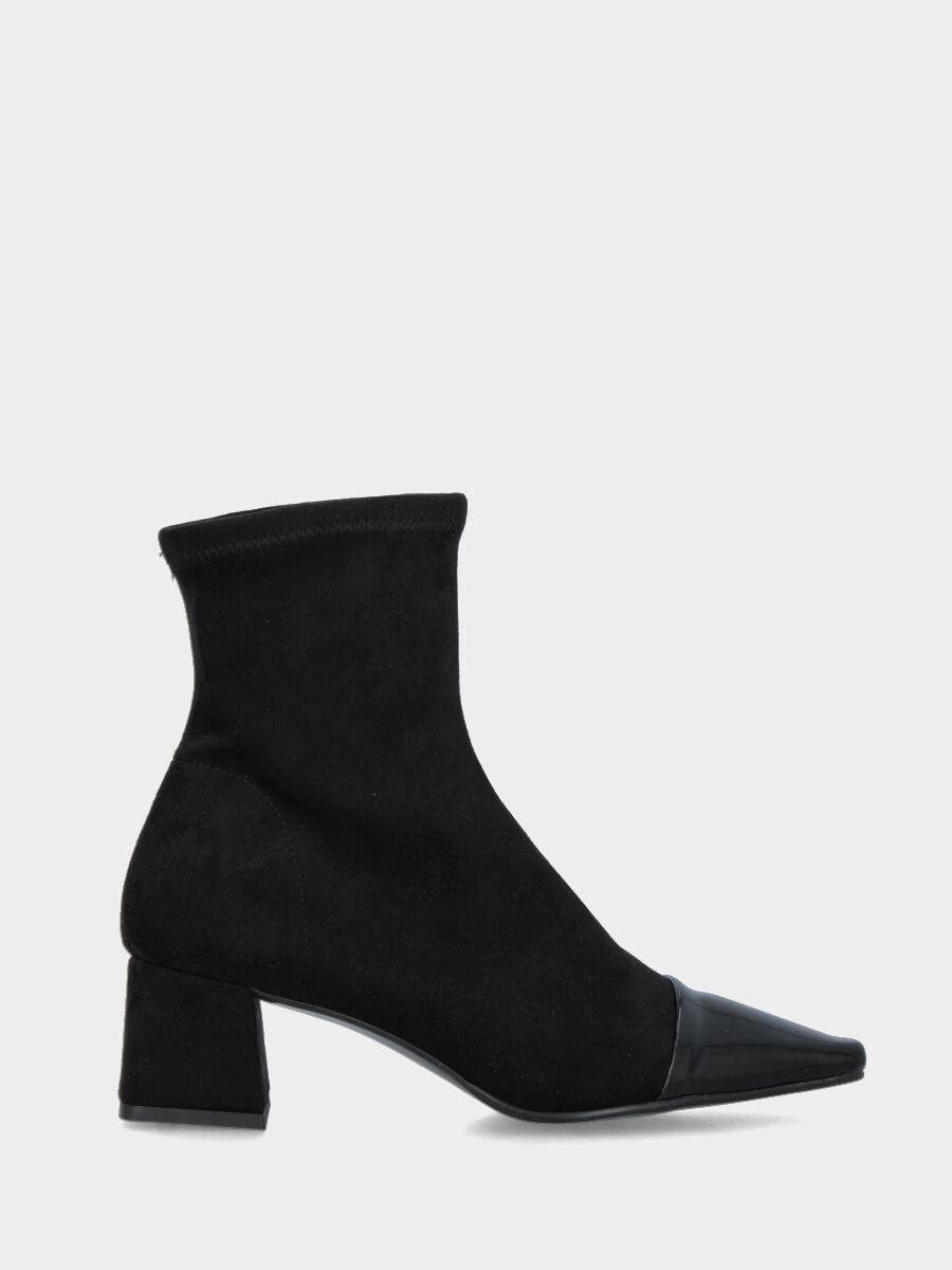Stiefelette aus schwarzem elastischem Alcantara mit Lackkappe
