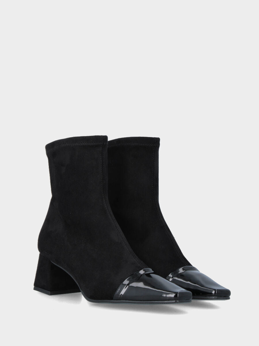 Stiefelette aus schwarzem elastischem Alcantara mit Lackkappe