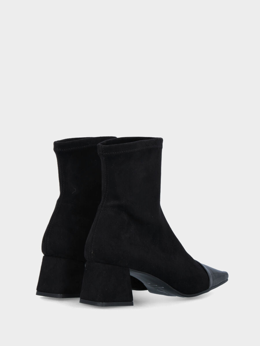 Stiefelette aus schwarzem elastischem Alcantara mit Lackkappe