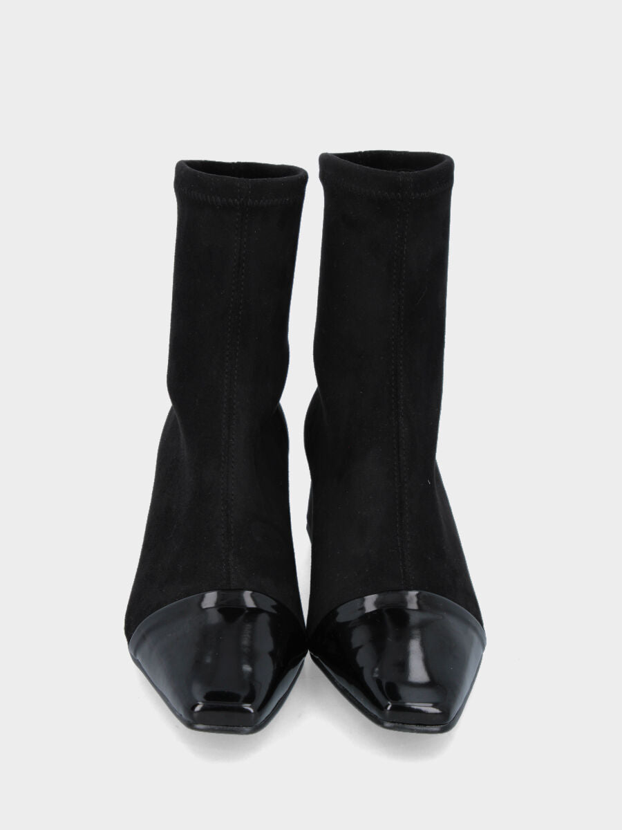 Stiefelette aus schwarzem elastischem Alcantara mit Lackkappe