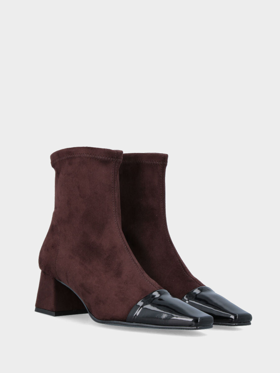 Stivaletto in alcantara elasticizzata testa di moro con puntalino in vernice