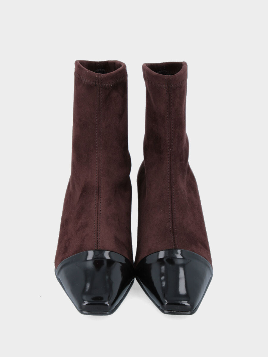 Stivaletto in alcantara elasticizzata testa di moro con puntalino in vernice