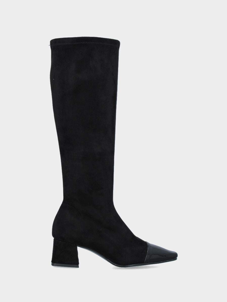 Stivale in alcantara elasticizzata nera con puntalino in vernice